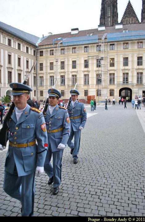 Prague - la releve de la garde du Chateau 039